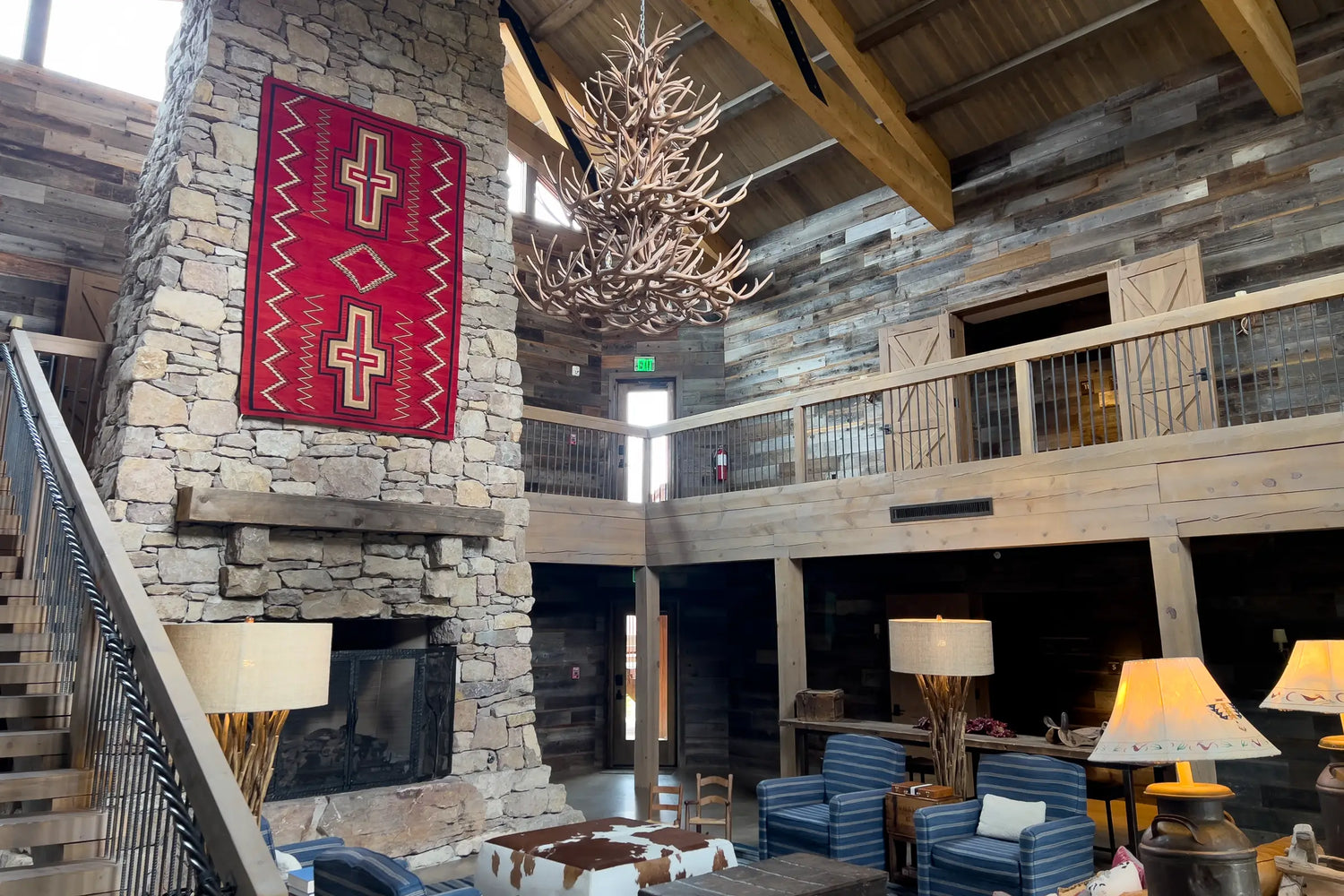 Good Neighbor Brushed Reclaimed Wood Cladding and Paneling Interior Decor 12